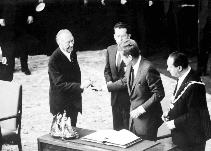 Kennefy ofreciendo una pluma Montblanc a Adenauer e 1963